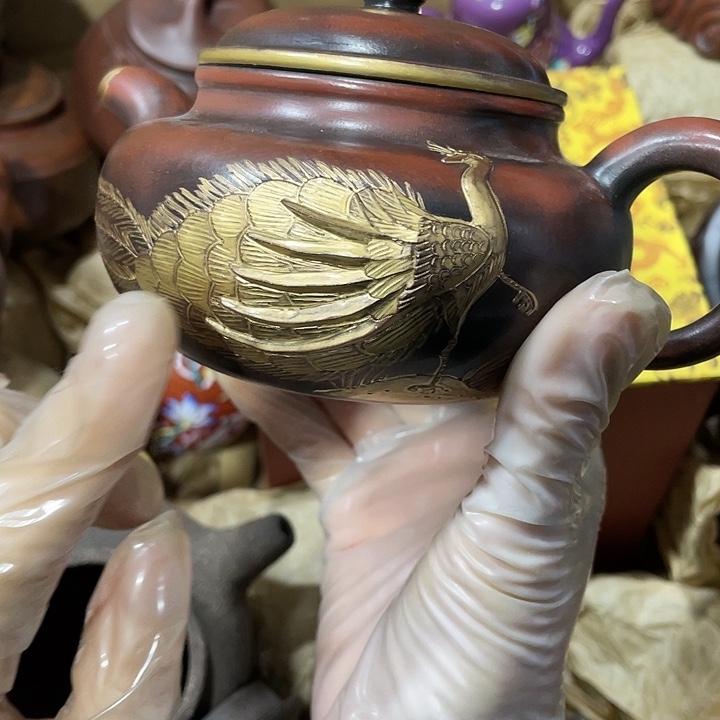 紫砂茶壶矿泥料，手工制作的一把紫砂壶。