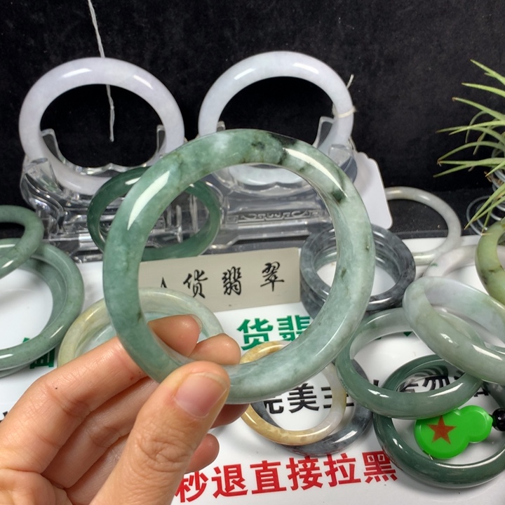 翡翠未镶嵌手镯53号。 58.8圈