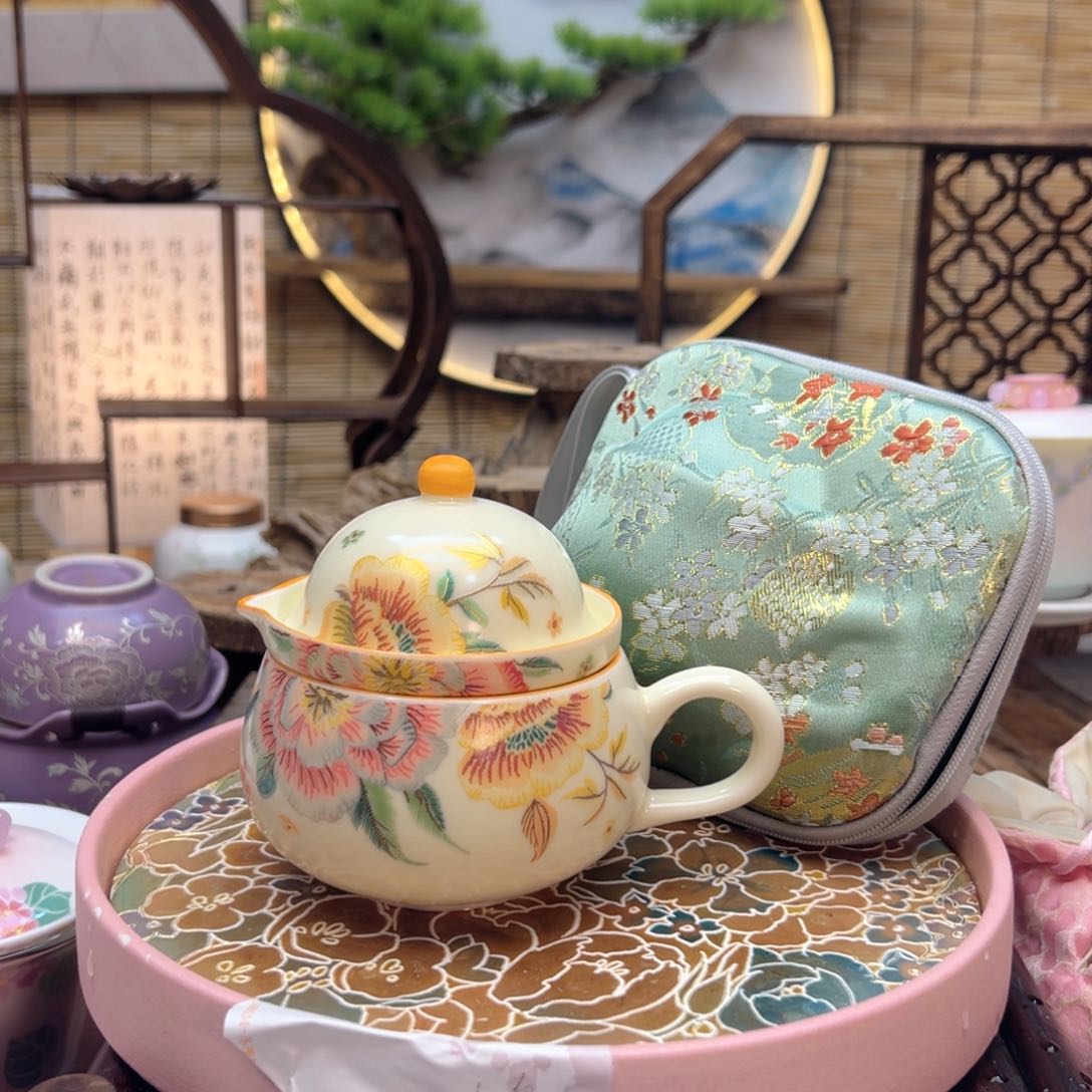 查看套组自绣花的搭配旅行包包