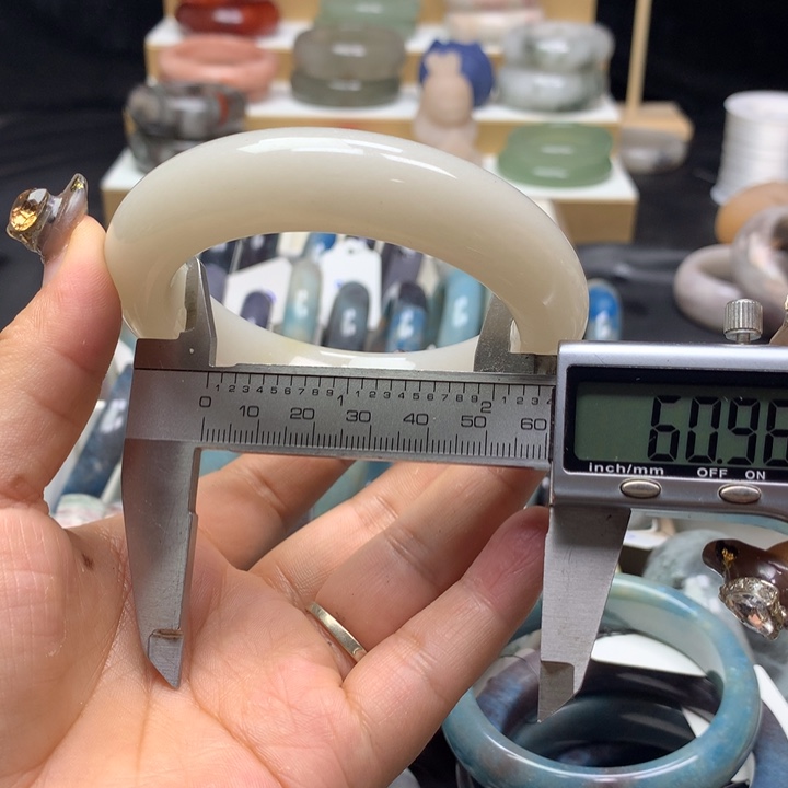 未镶嵌手镯石英质玉