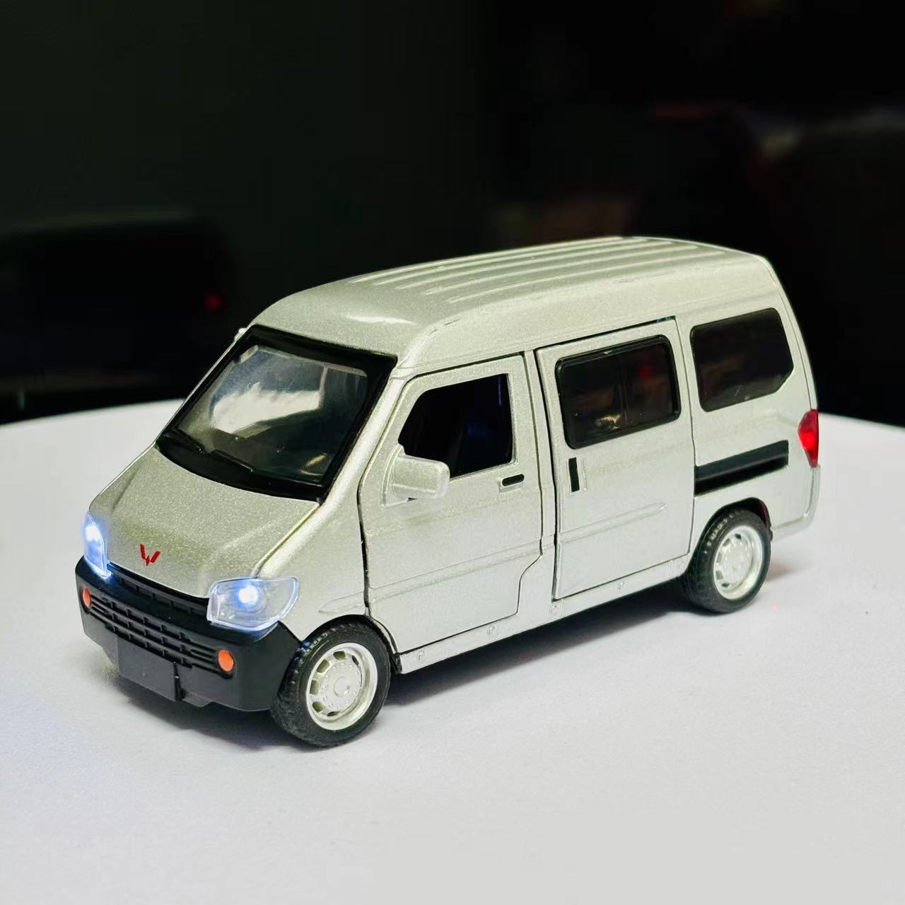 1:32合金声光五菱面包车模型六开回力车