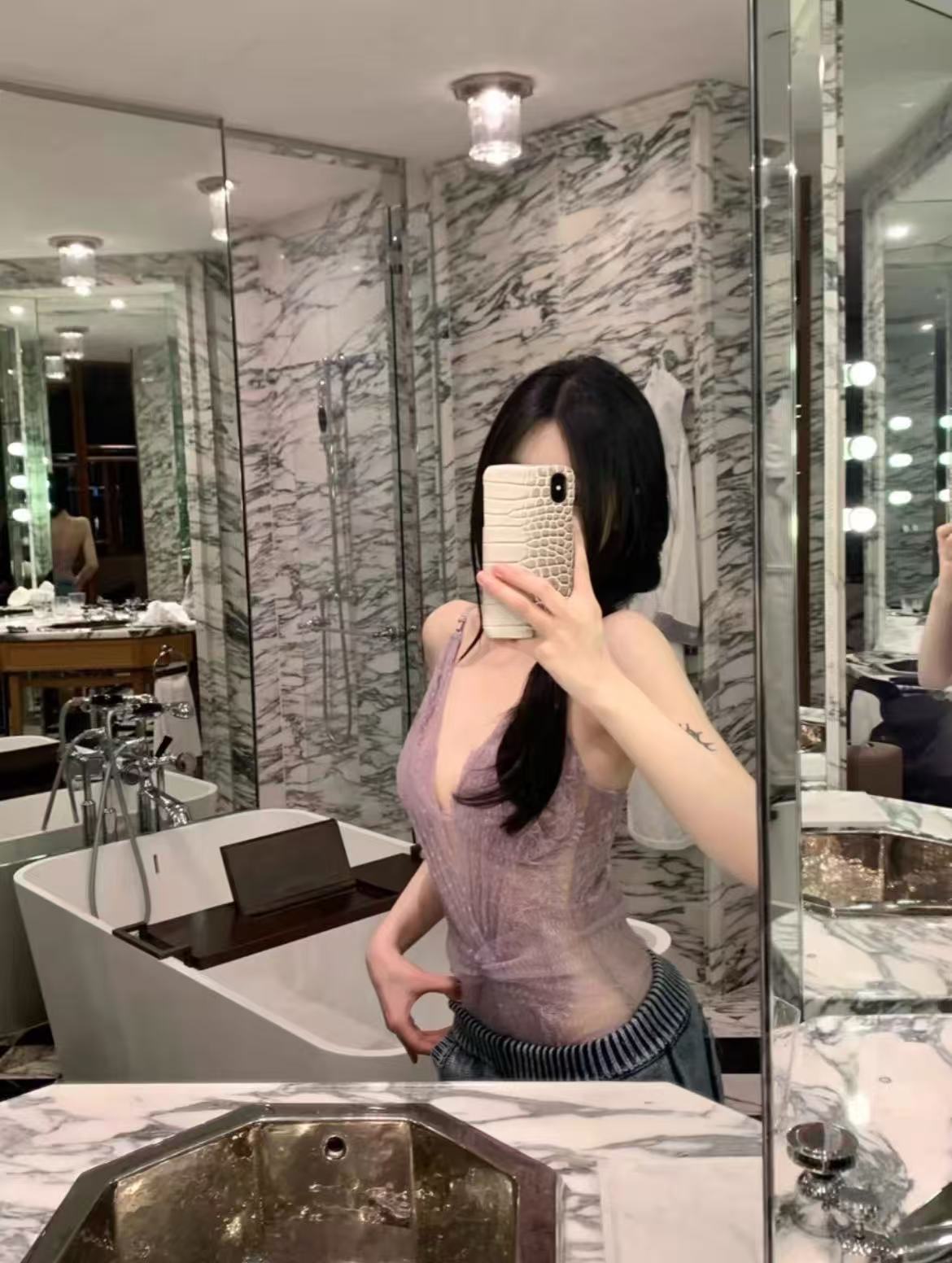 梦梦 MENGMENG｛紫雾轻纱 蕾丝网纱拼接褶皱扭结深v连体吊带上衣}