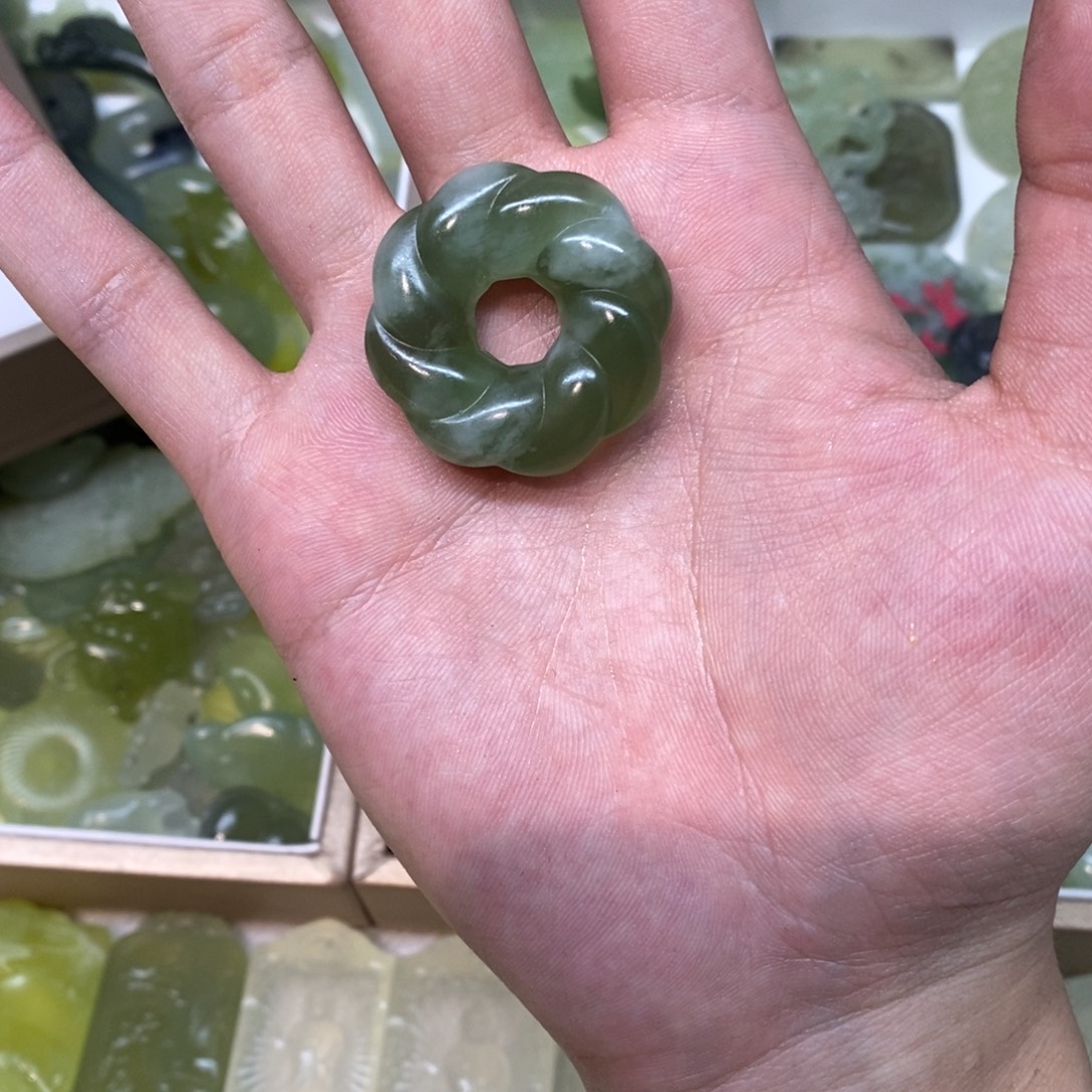 岫玉未镶嵌吊坠(不含链)