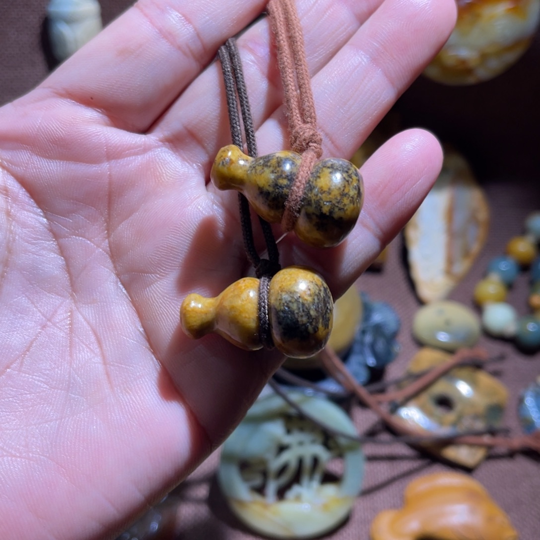 狼***女蛇纹石玉未镶嵌颈饰