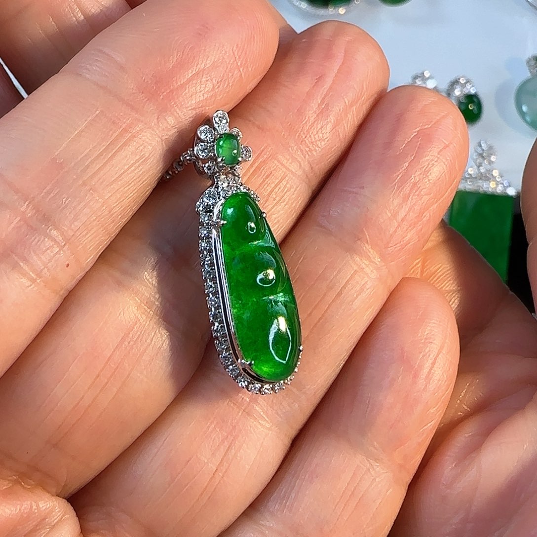 翡翠颈饰18K金镶嵌福豆