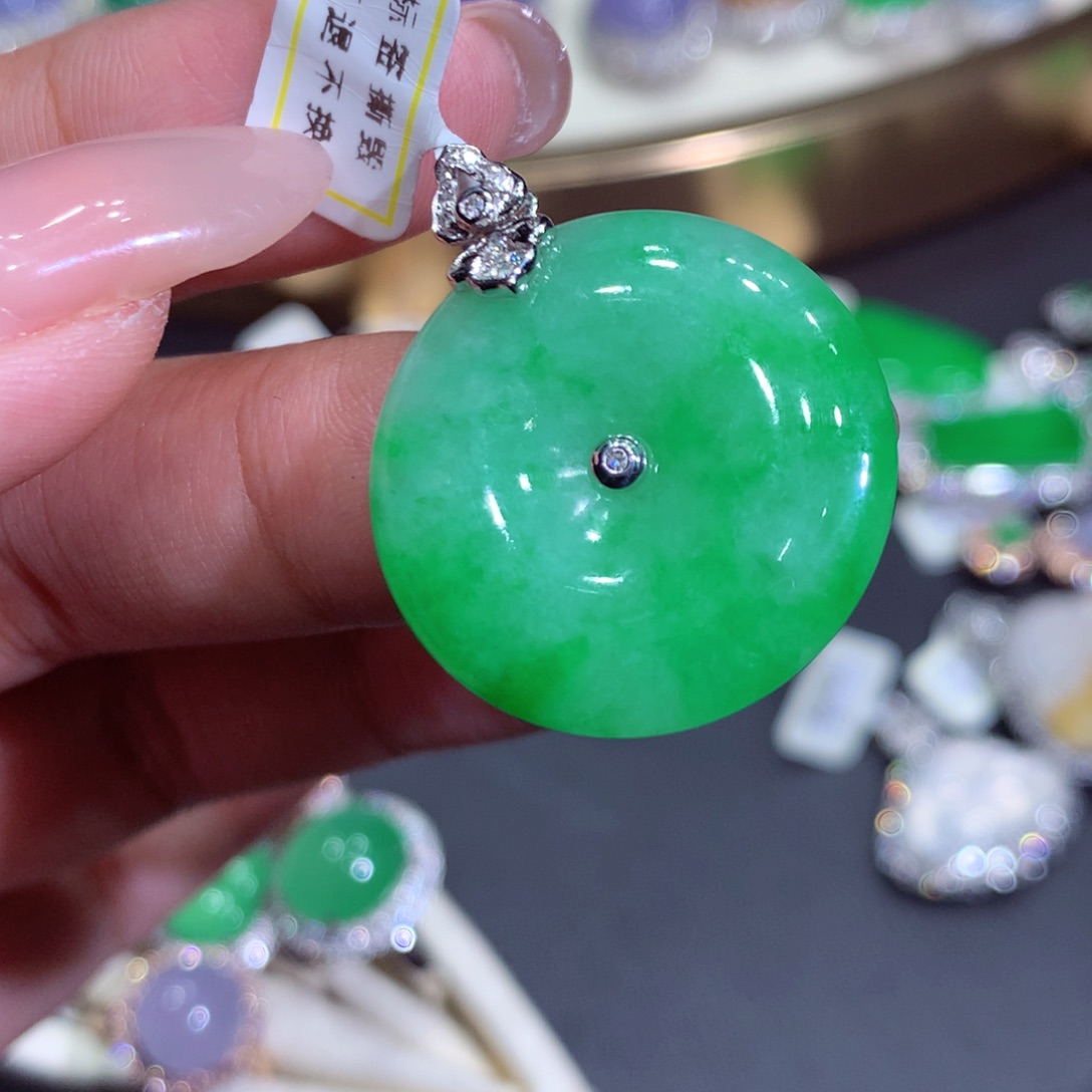 翡翠吊坠(赠链)18K金镶嵌
