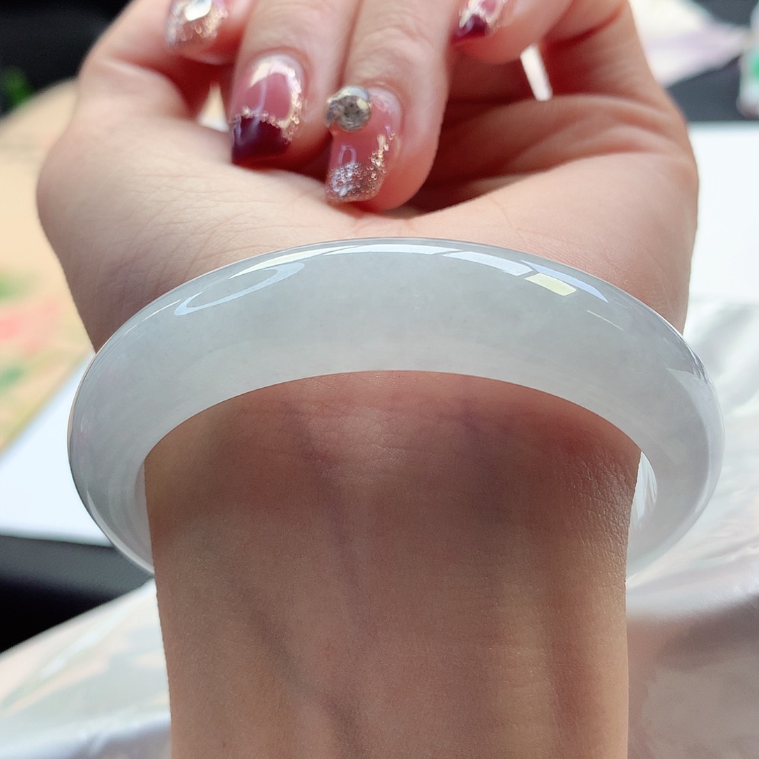 翡翠手镯未镶嵌55-56圈口白冰性价比超高