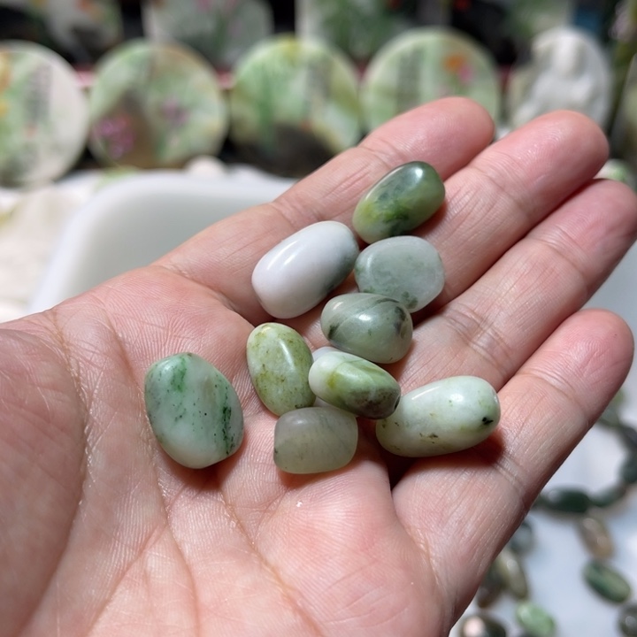 罗***生独山玉未镶嵌颈饰