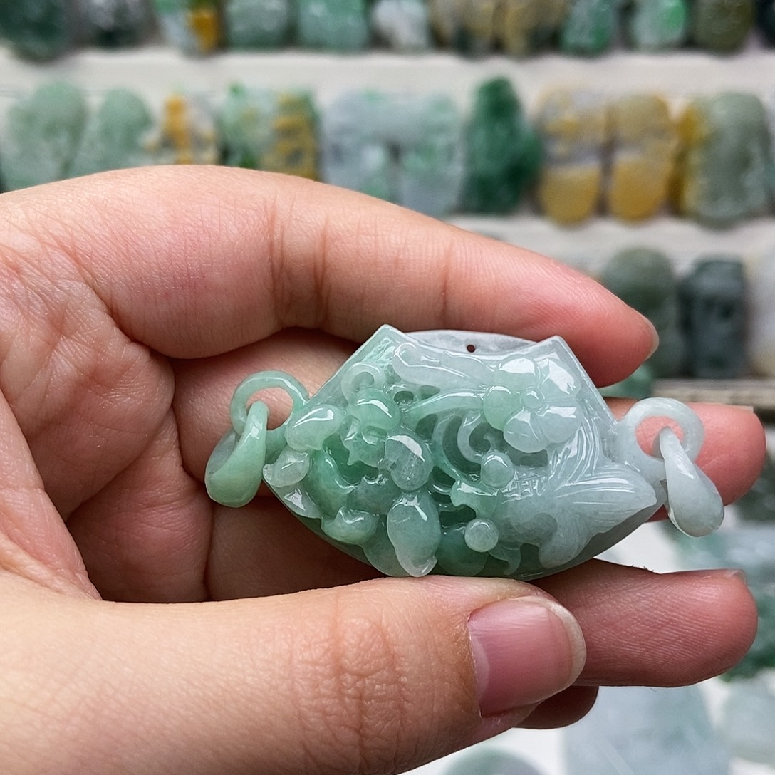 翡翠未镶嵌吊坠(赠链)