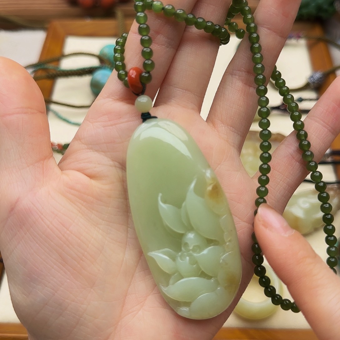 和田玉颈饰未镶嵌红*果