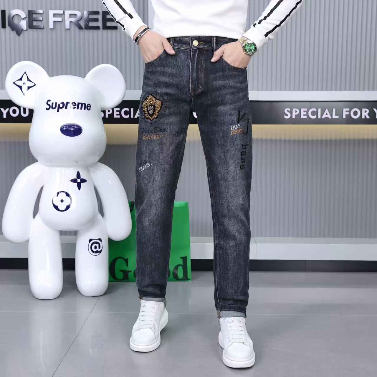 25春夏经典时尚潮牌百搭立体刺绣弹力柔软修身小脚男士牛仔裤501