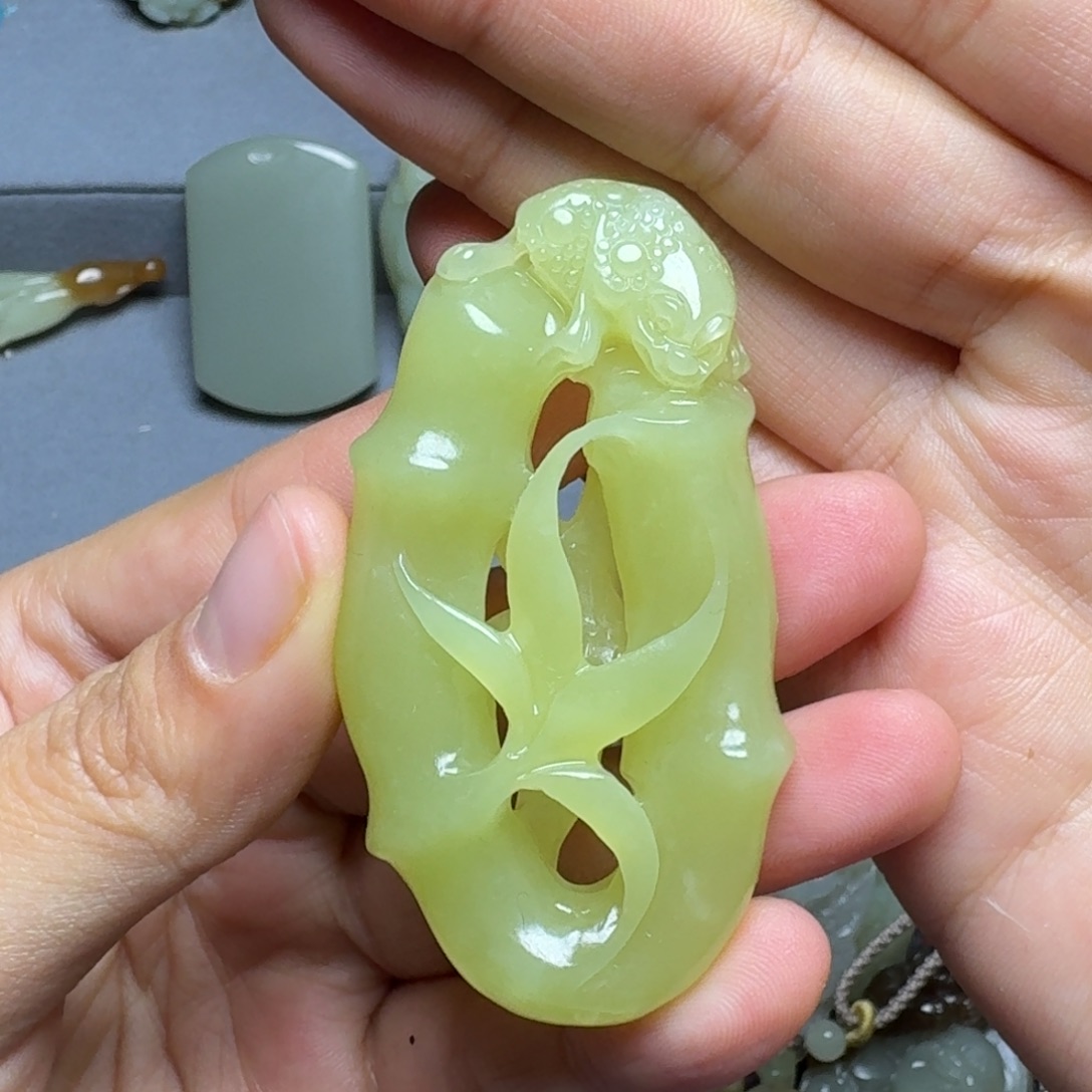 万***静和田玉未镶嵌颈饰