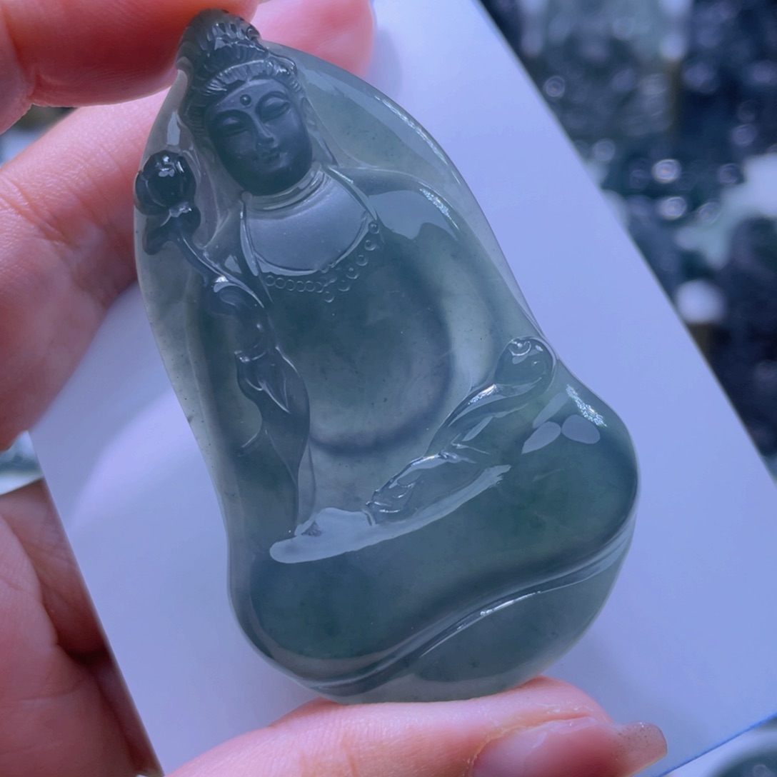 翡翠颈饰未镶嵌霞*