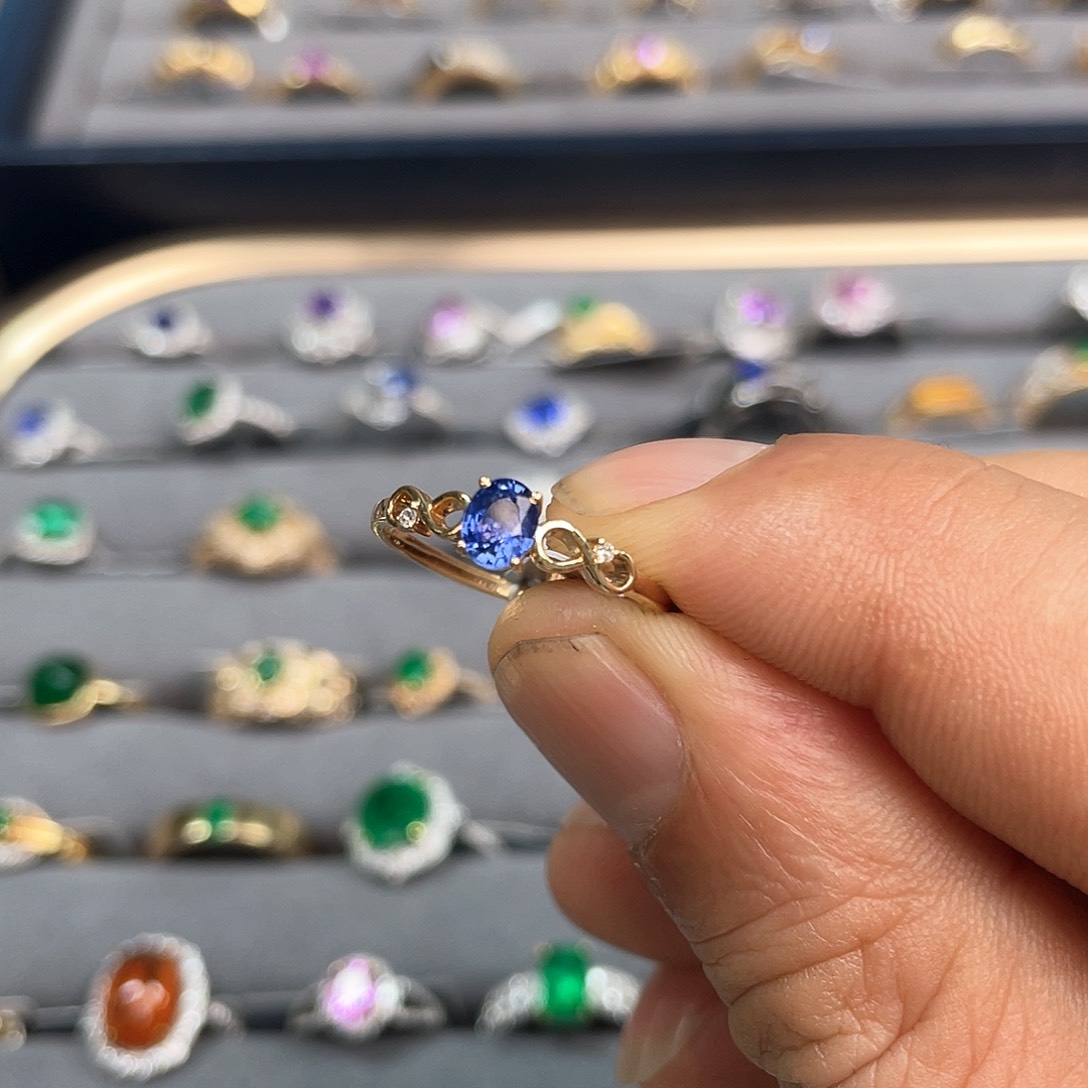 蓝宝石戒指18K金镶嵌