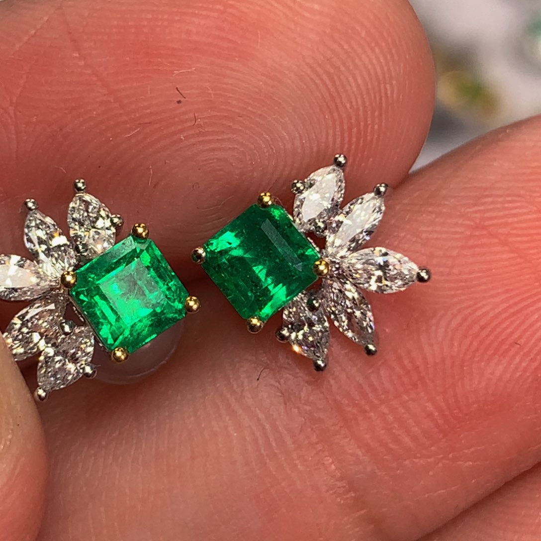 祖母绿耳钉18K金镶嵌