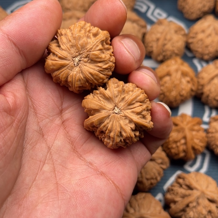 文玩核桃吊坠三棱