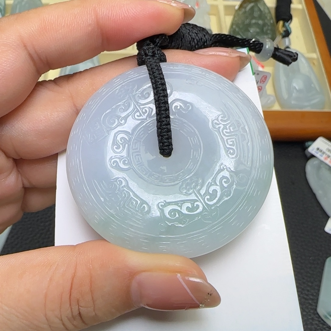 翡翠未镶嵌颈饰  