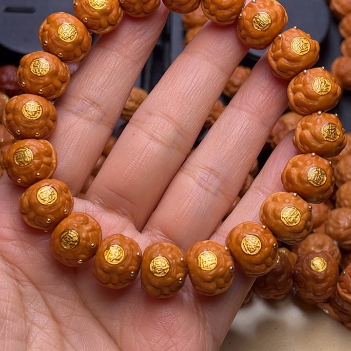 吊坠猴头核桃1.4金蟾王，带手套刷子文玩袋