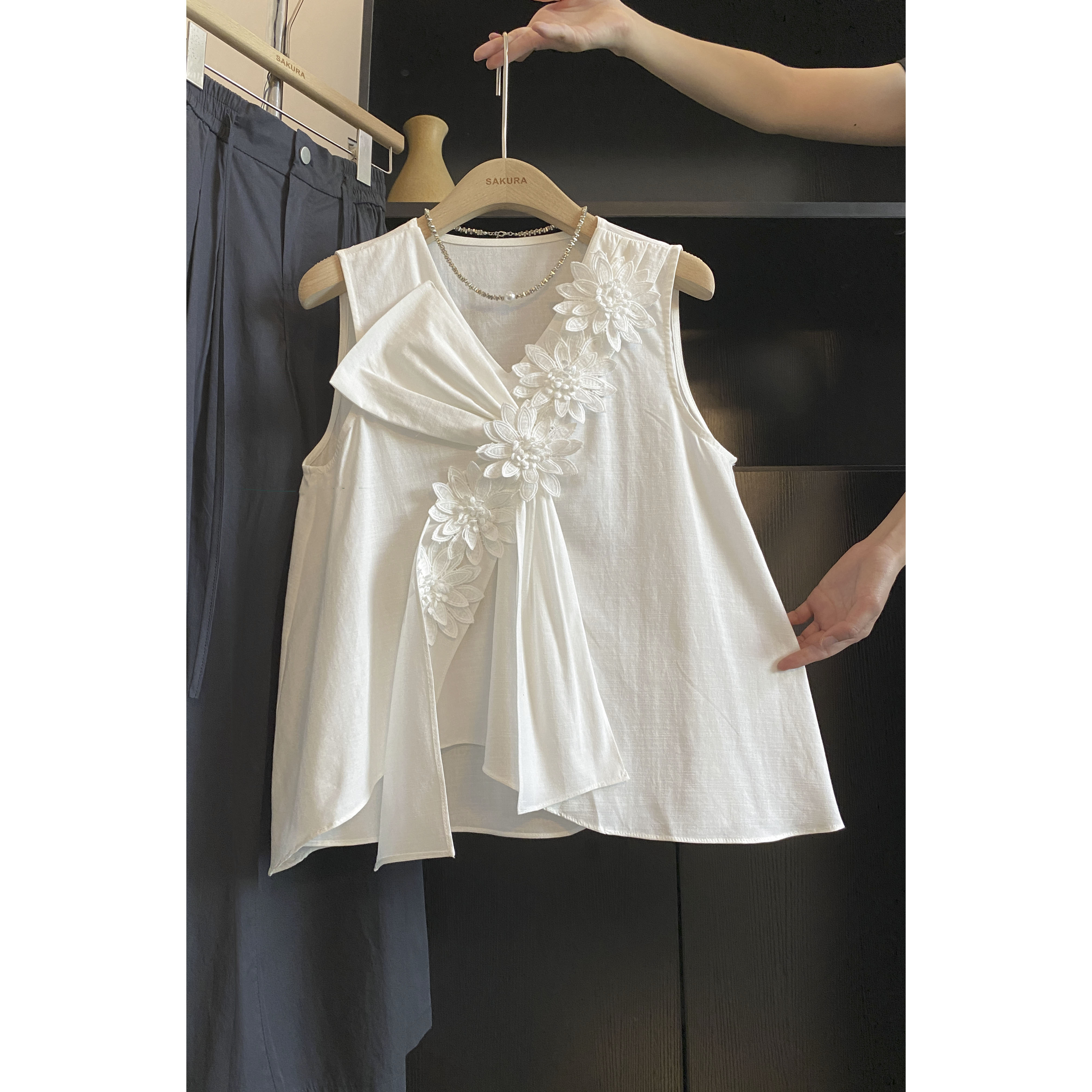 璎婲sᴀᴋᴜʀᴀ【月闻白栀】媛韩版气质设计感甜美重工花朵V领无袖衬衫