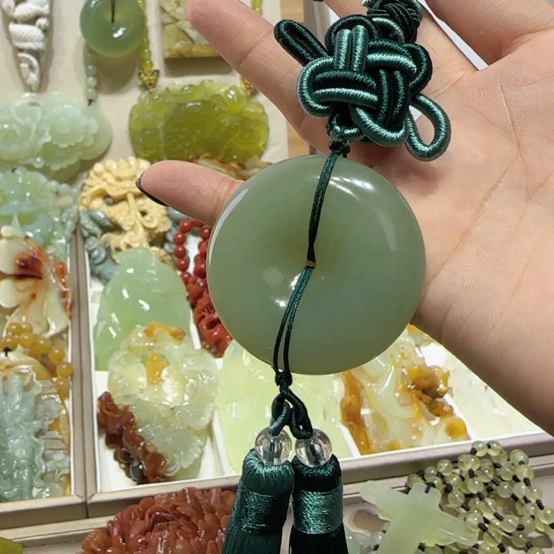 未镶嵌蛇纹石玉吊坠