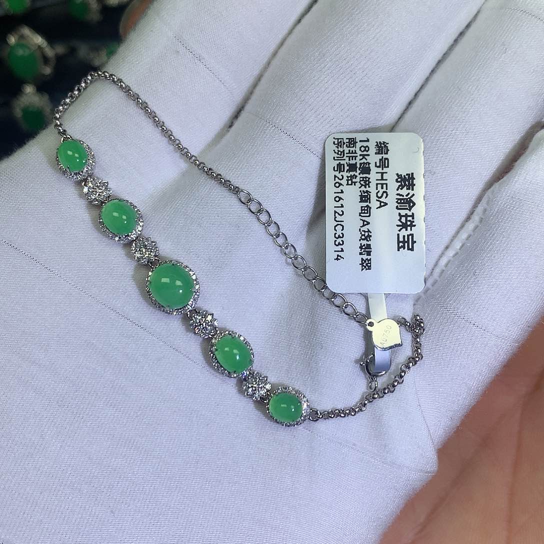 翡翠18K金镶嵌颈饰一