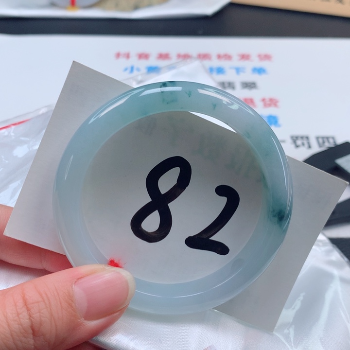 翡翠手镯未镶嵌冰