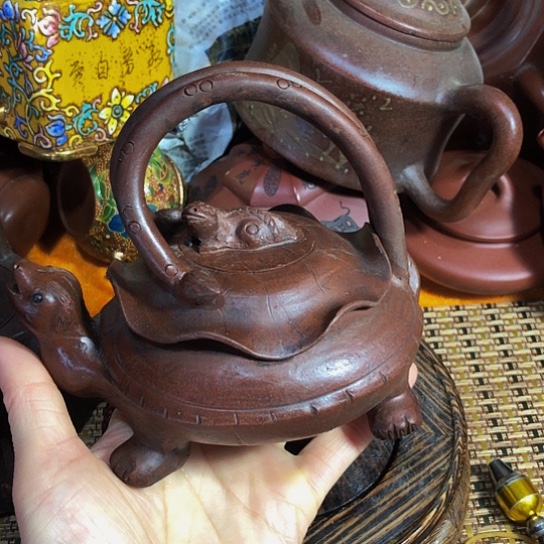 紫砂茶壶原矿泥料手工制作的一把紫砂壶。