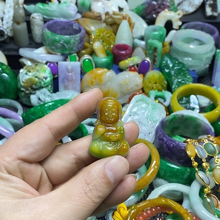 颈饰未镶嵌翡翠缅甸翡翠首饰市场