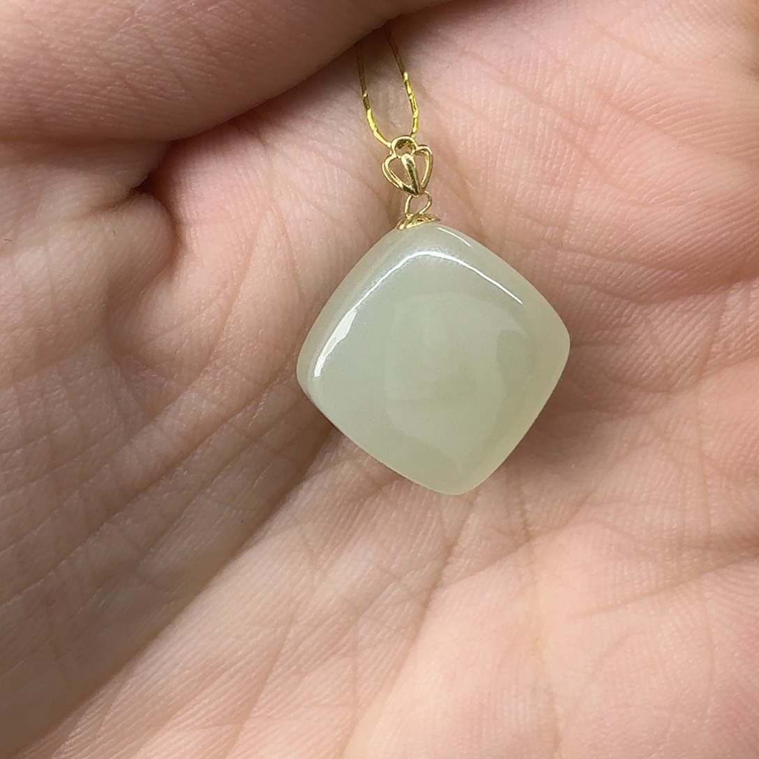 颈饰18K金镶嵌和田玉蜜*儿