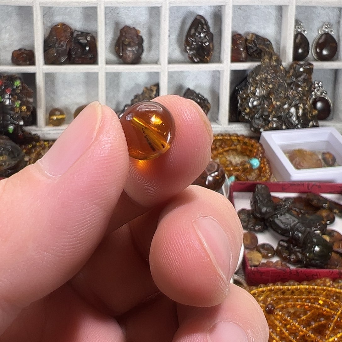 璐****琥珀未镶嵌裸石11毫米抚顺琥珀结骨草