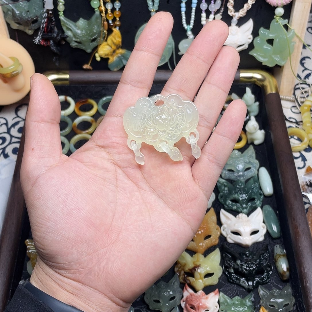 蛇纹石玉未镶嵌颈饰