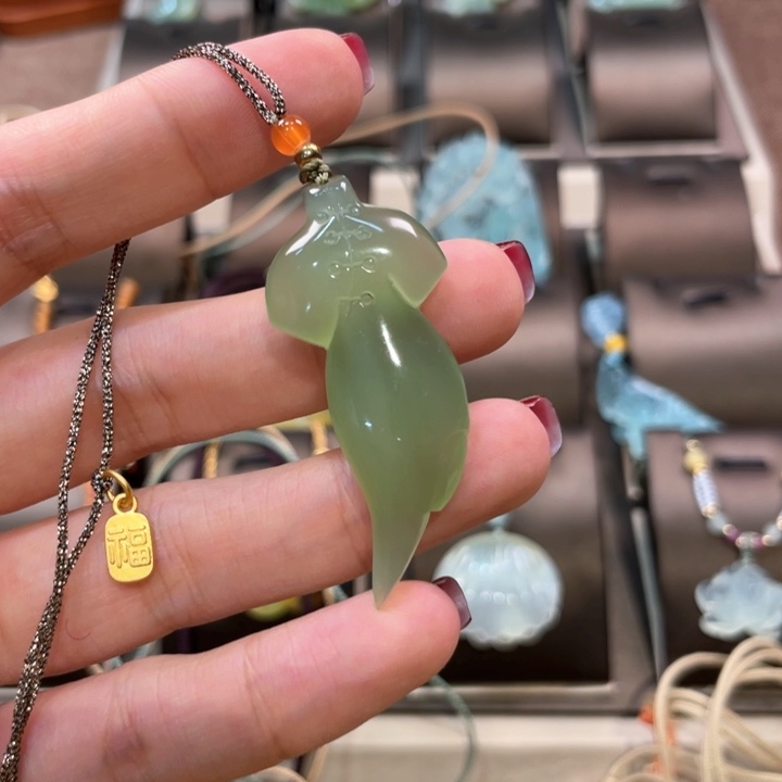 蛇纹石玉颈饰未镶嵌