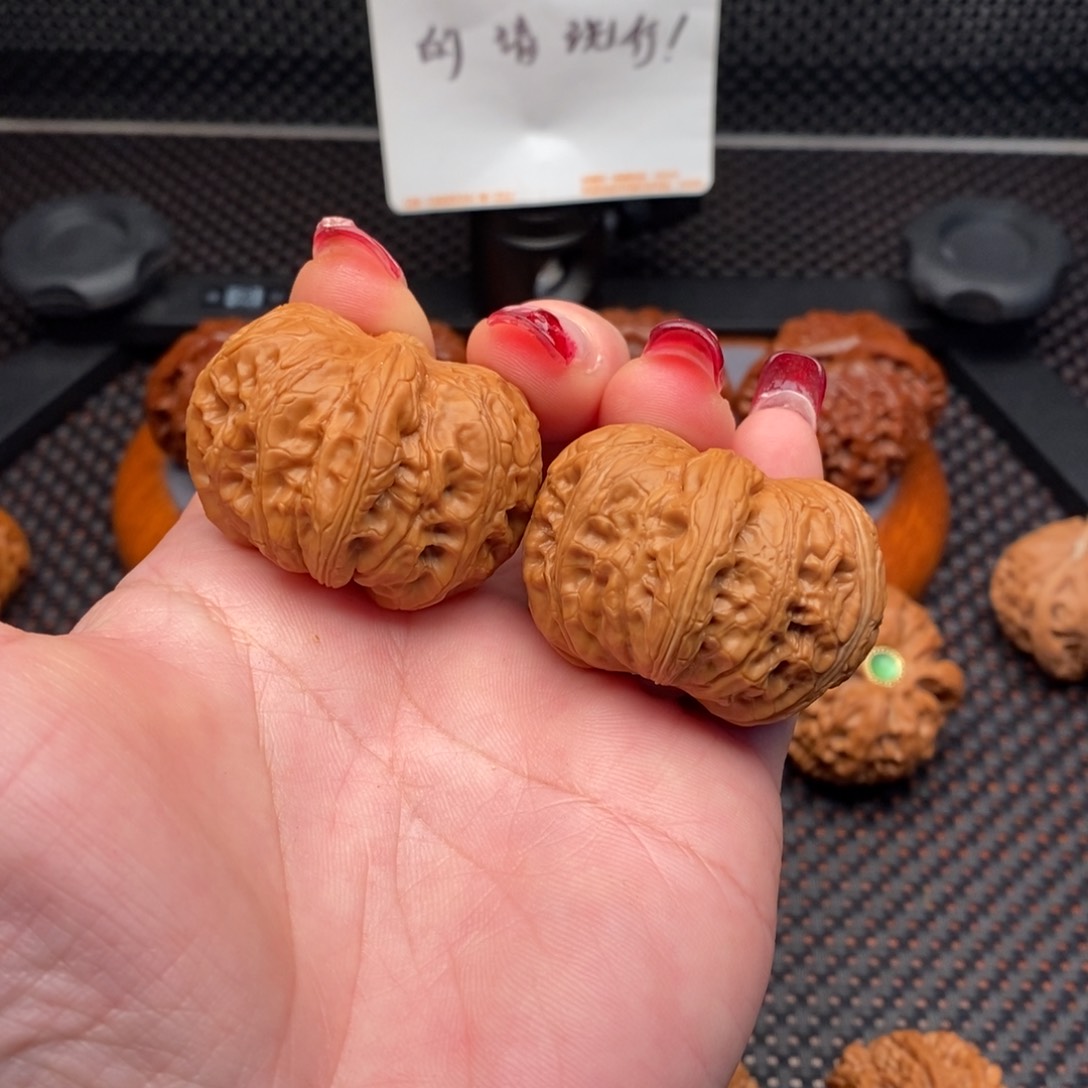 文玩核桃把件王***?元宝