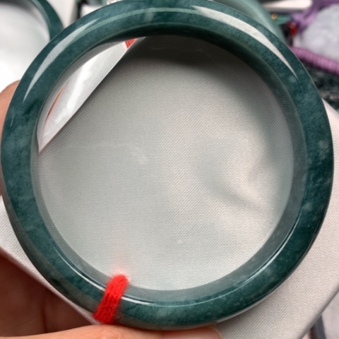 翡翠颈饰未镶嵌张****？