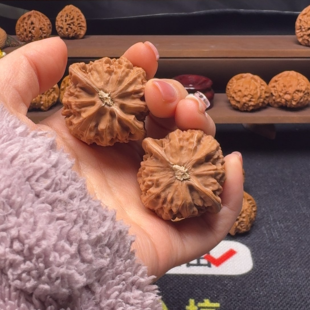 文玩核桃吊坠40宫灯