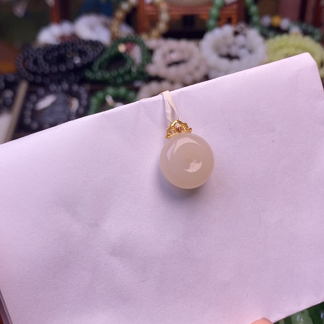 和田玉未镶嵌颈饰浓藕粉金镶平安扣