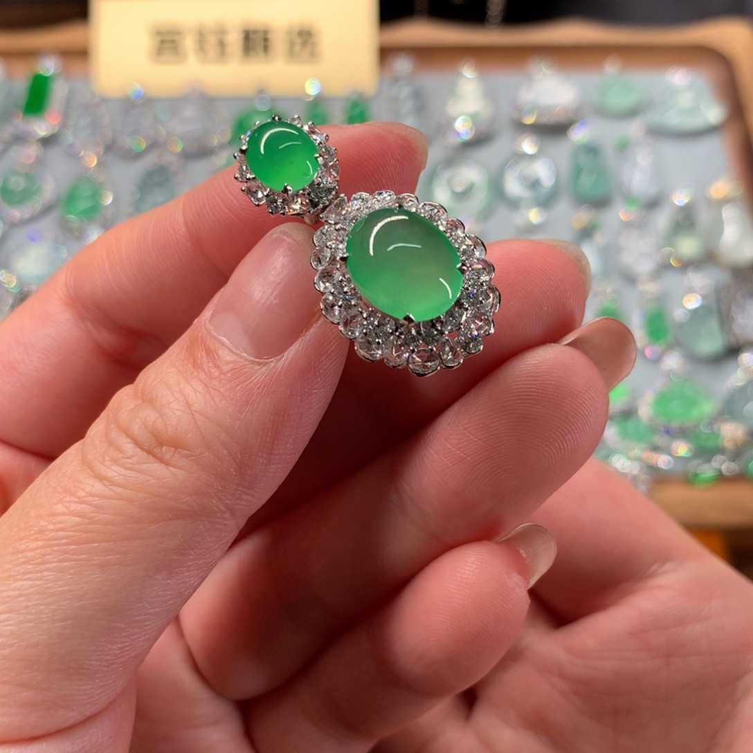 翡翠18K金镶嵌颈饰吊坠