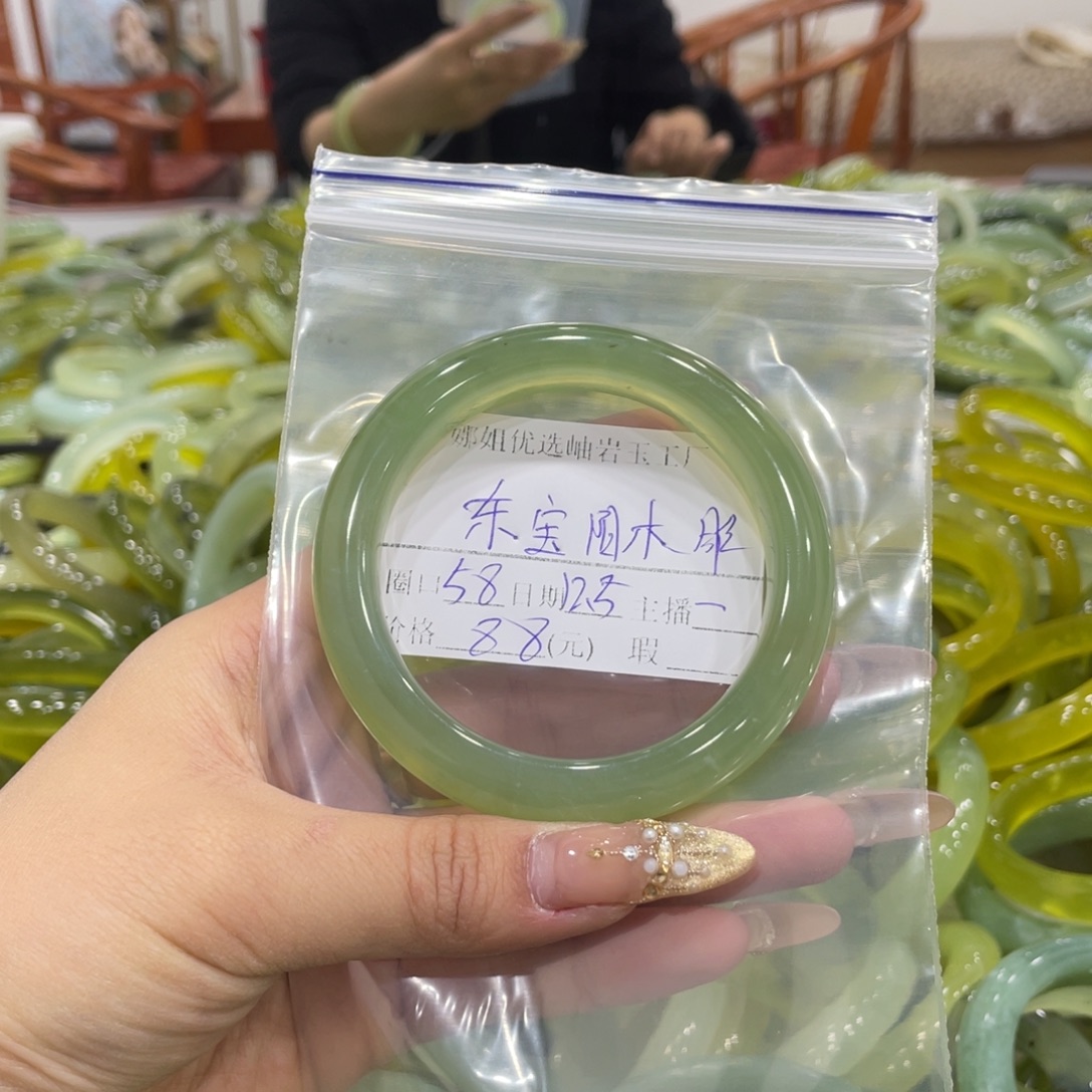 东***雕蛇纹石玉未镶嵌手镯