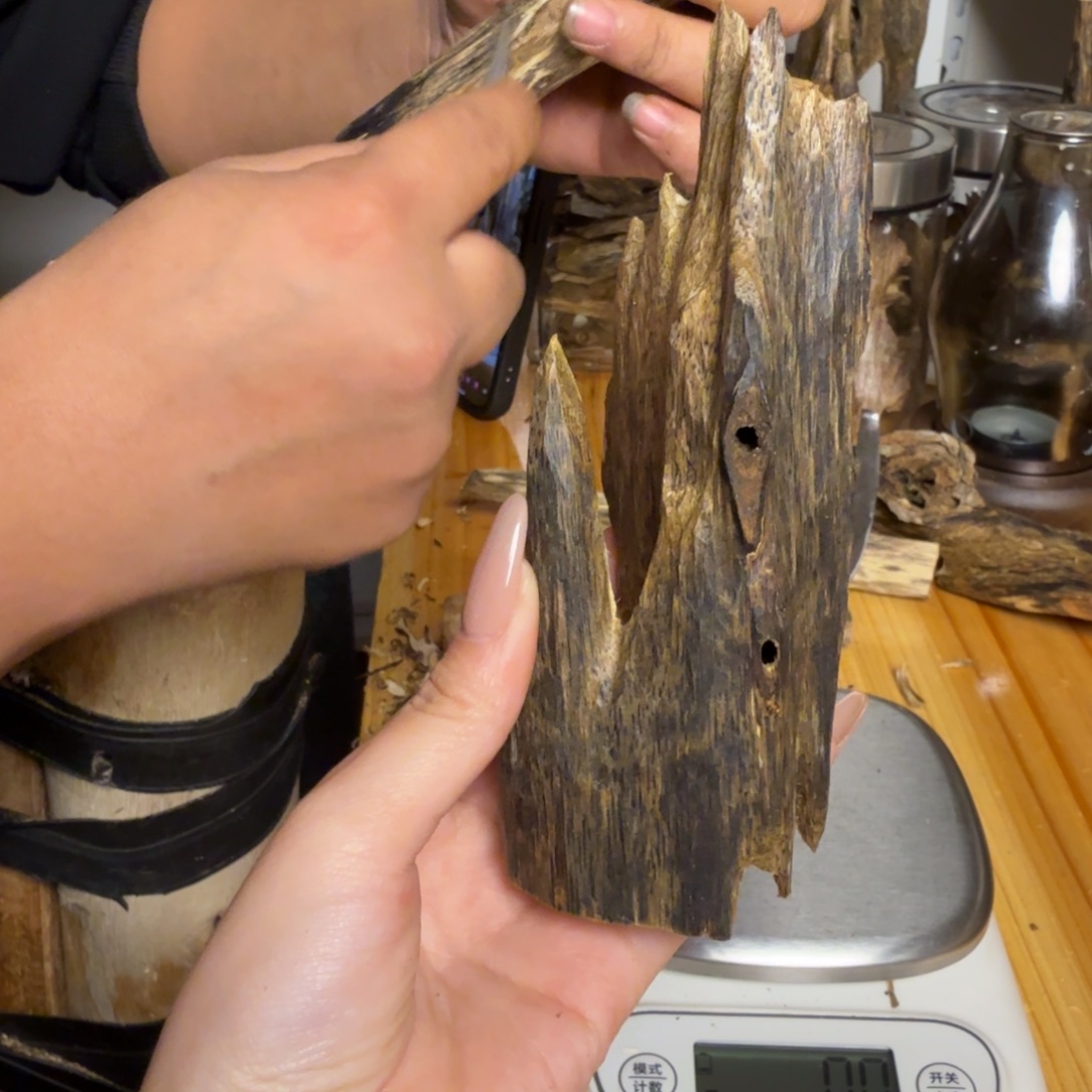 沉香篮宝石虫漏香64克