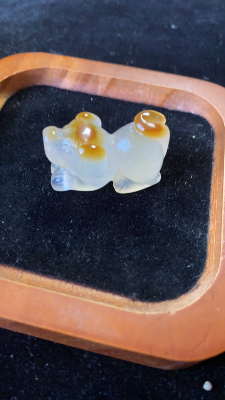 天然玛瑙俏色巧雕工艺生肖狗吊坠