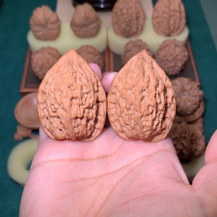 阳***阳核桃文玩核桃把件吸血鬼