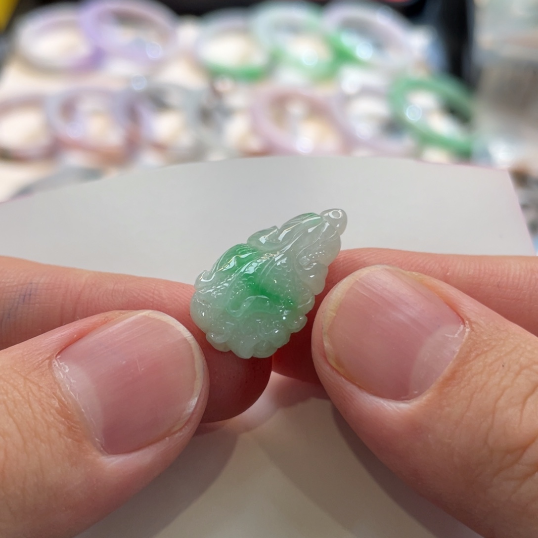 舒****翡翠未镶嵌颈饰吊坠