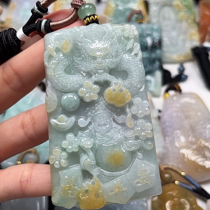 翡翠未镶嵌颈饰财神