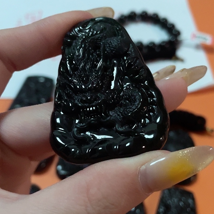 翡翠颈饰未镶嵌忄*