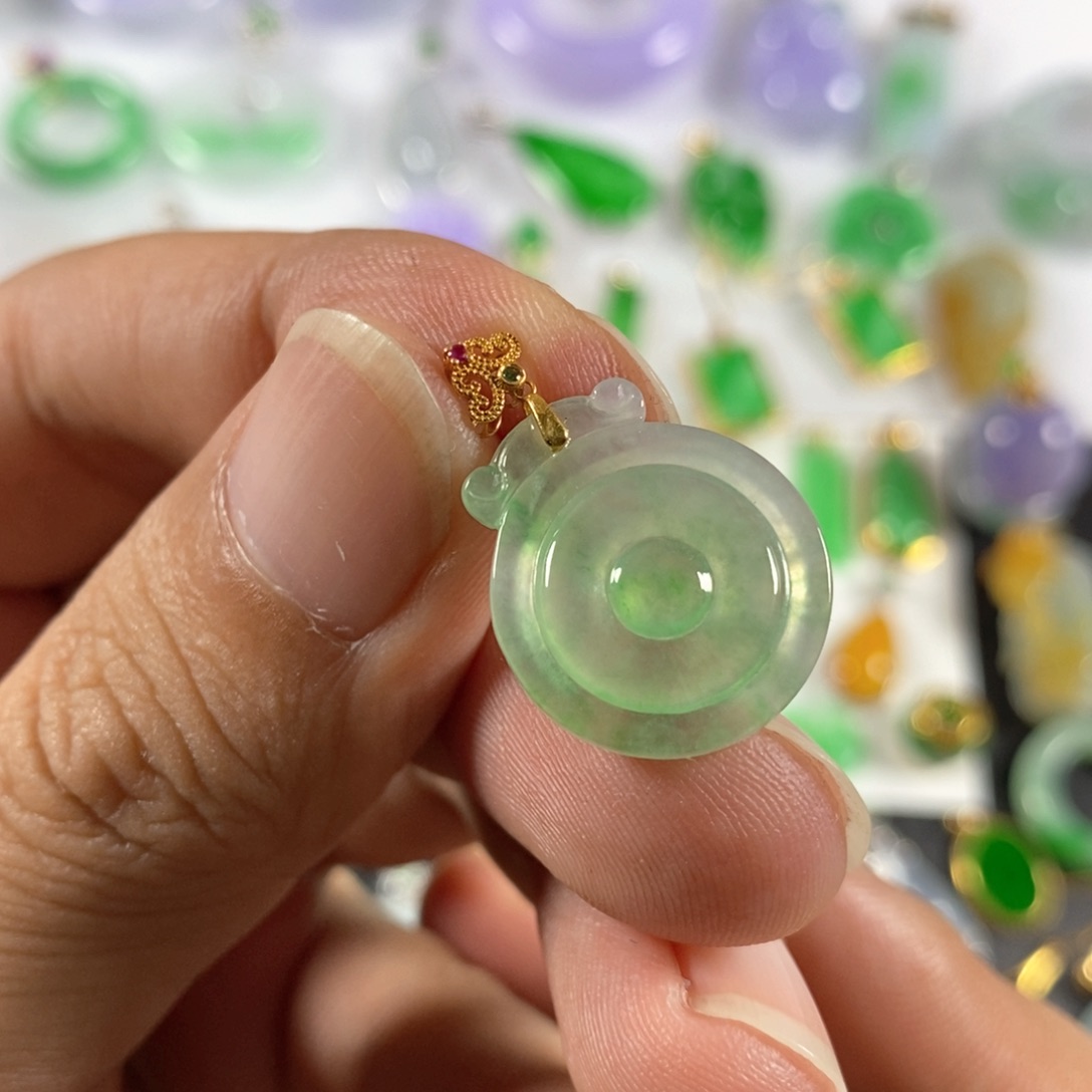 翡翠颈饰18K金镶嵌翡翠