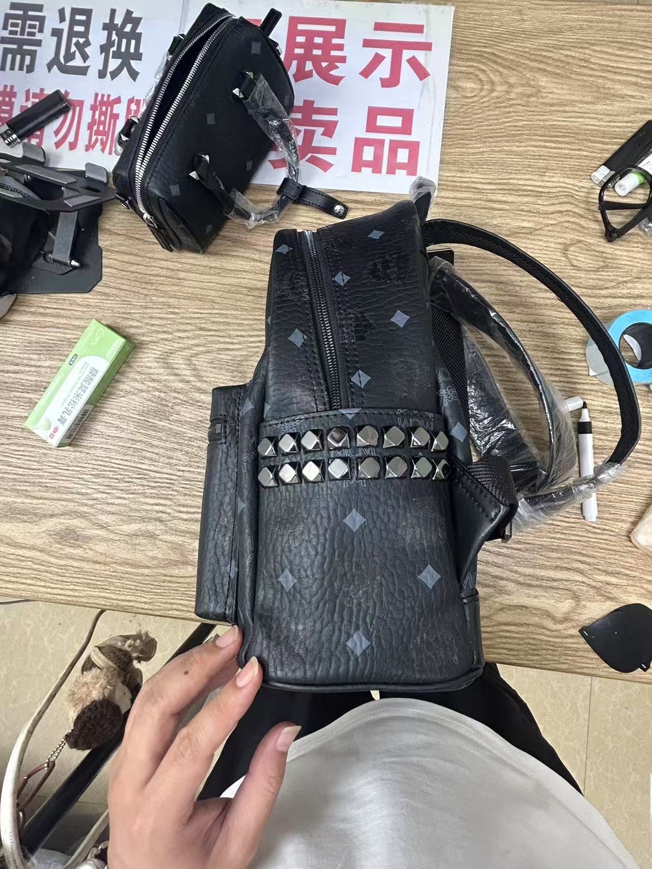 黑色中小号男女通用双肩包经典印花侧面带铆钉大号潮流高品质百搭