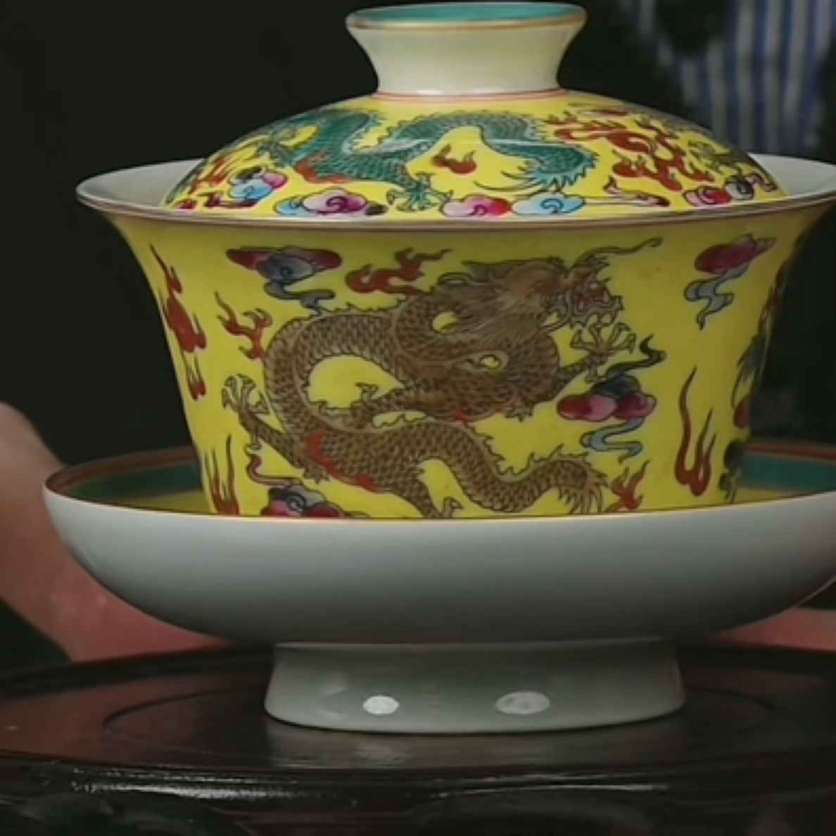 M黄地洋彩云龙纹三才盖碗