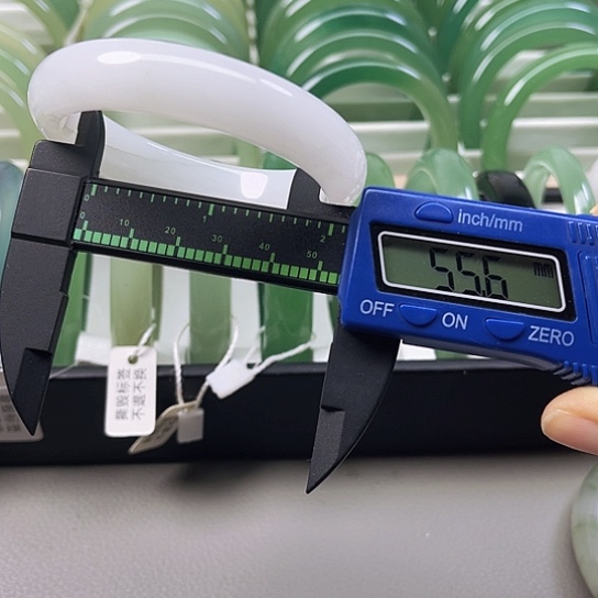 东陵石颈饰未镶嵌