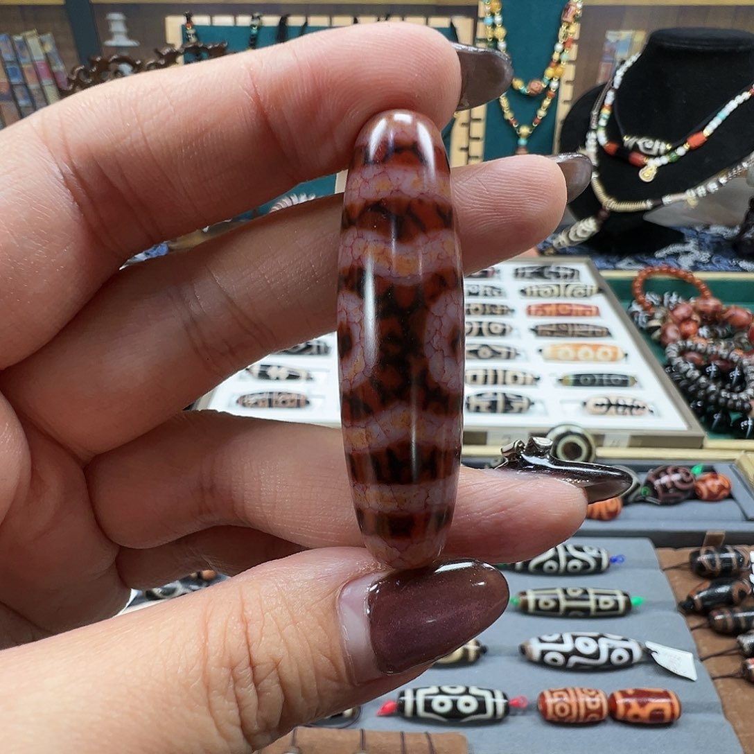 罗***、玛瑙/玉髓未镶嵌珠宝半成品吴老莲花三眼