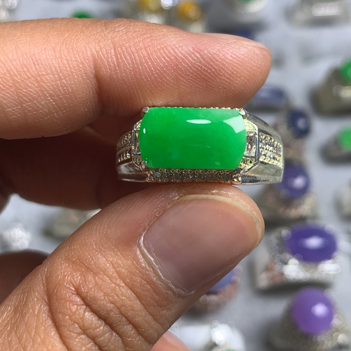 翡翠未镶嵌戒指铜托，卖裸石，需要二次镶嵌